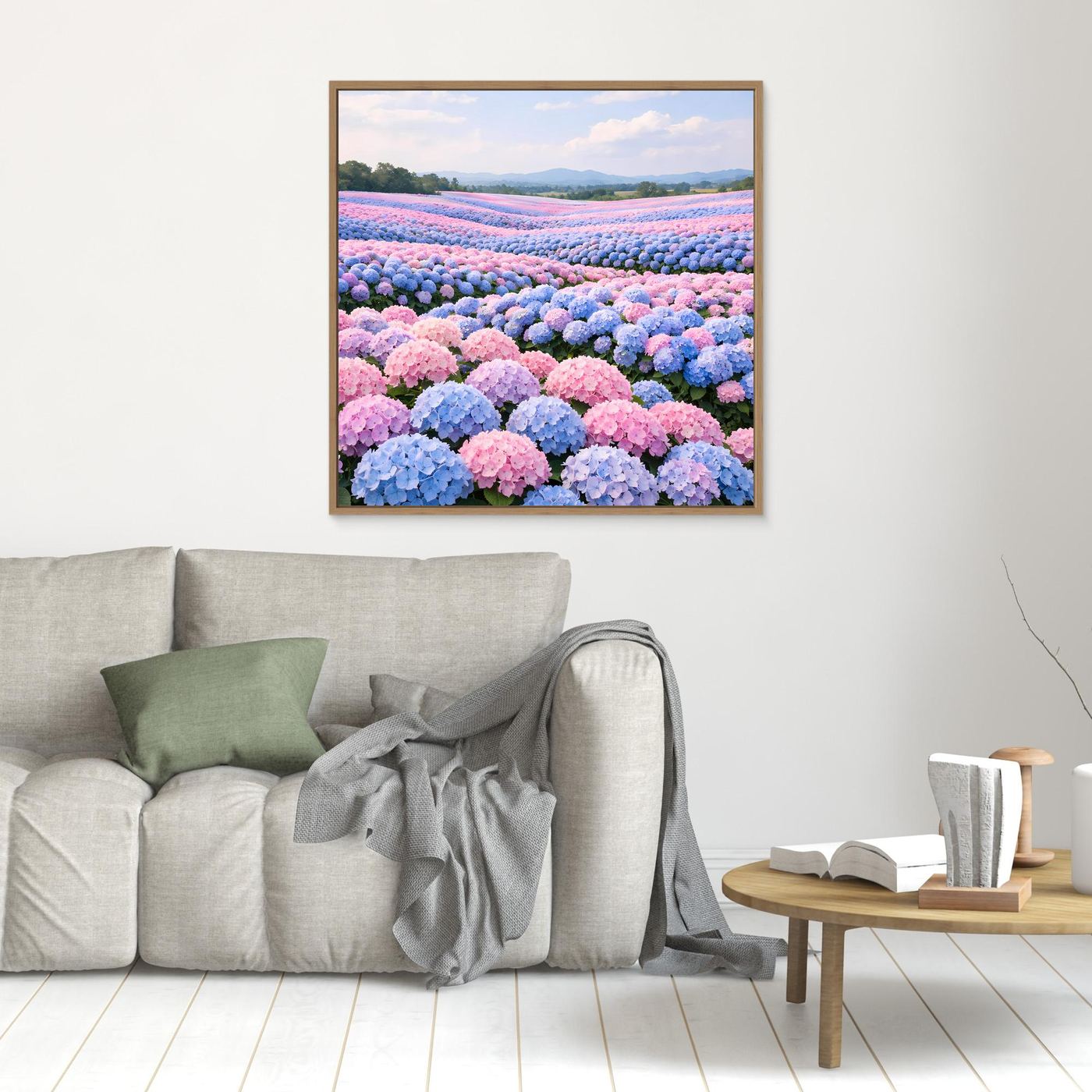 Kleines Leinwandbild mit Hortensienfeld in Pastellfarben, goldbraun gerahmt