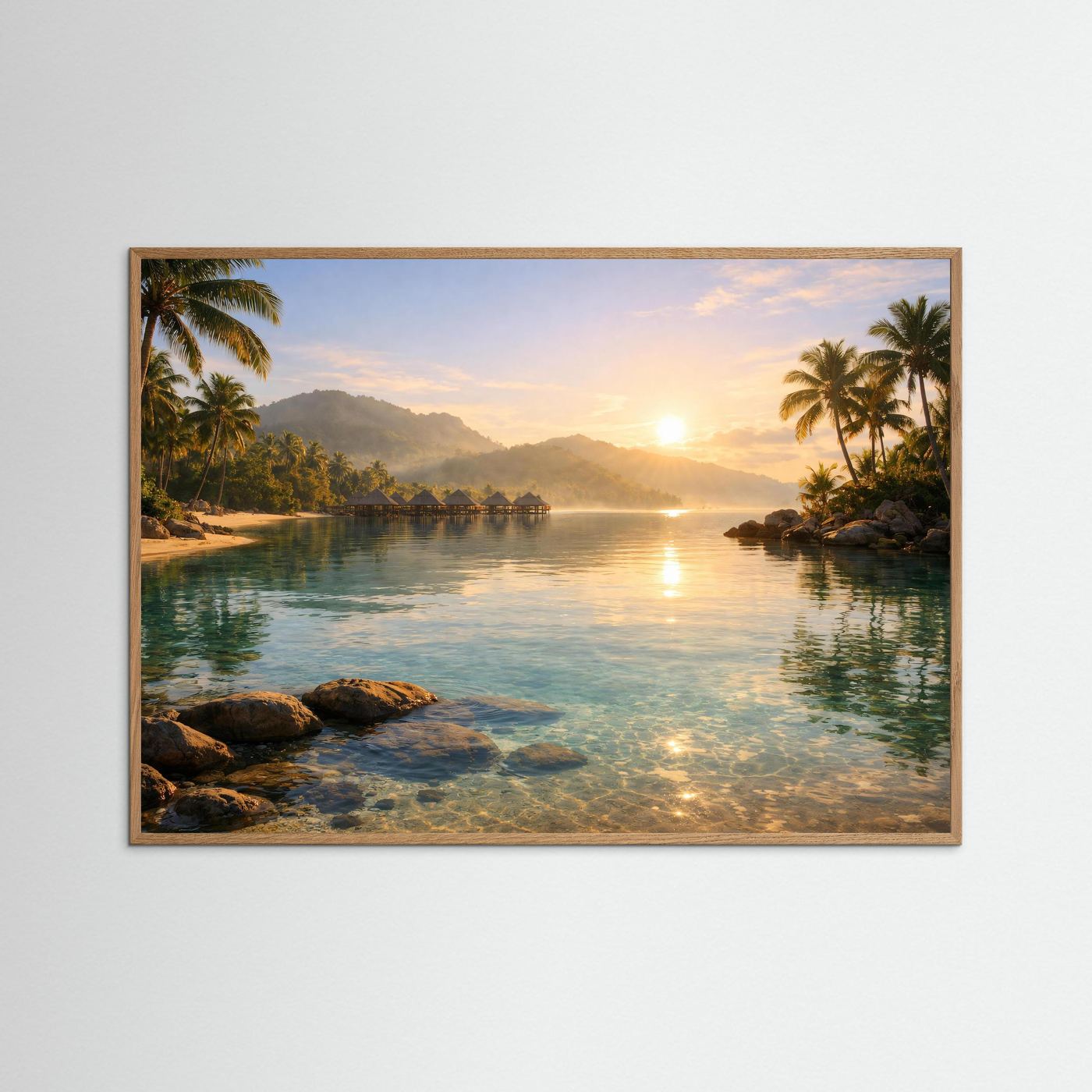 Gerahmtes Tropen-Meerblick-Poster mit hellem Holzrahmen, Palmen und Sonnenaufgang