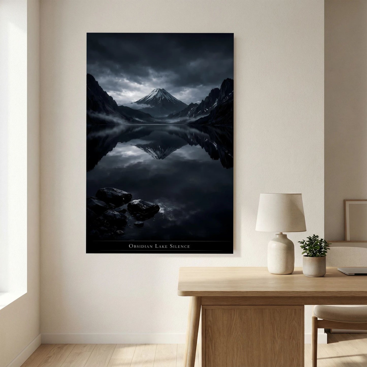 Wandbild mit dunkler Bergseelandschaft und Spiegelung, mittig am Regal