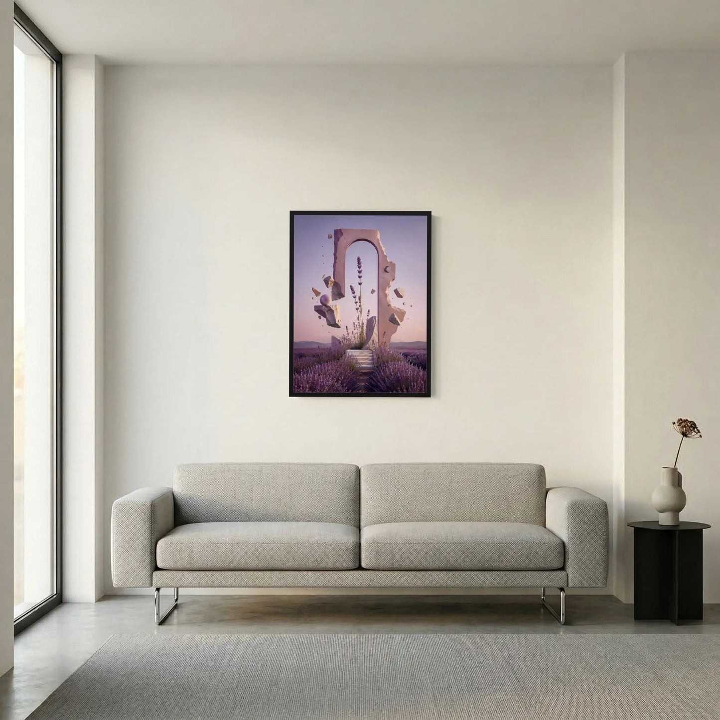 Hochformat-Poster mit Lavendel-Portalmotiv im schwarzen Rahmen über dem beigen Sofa