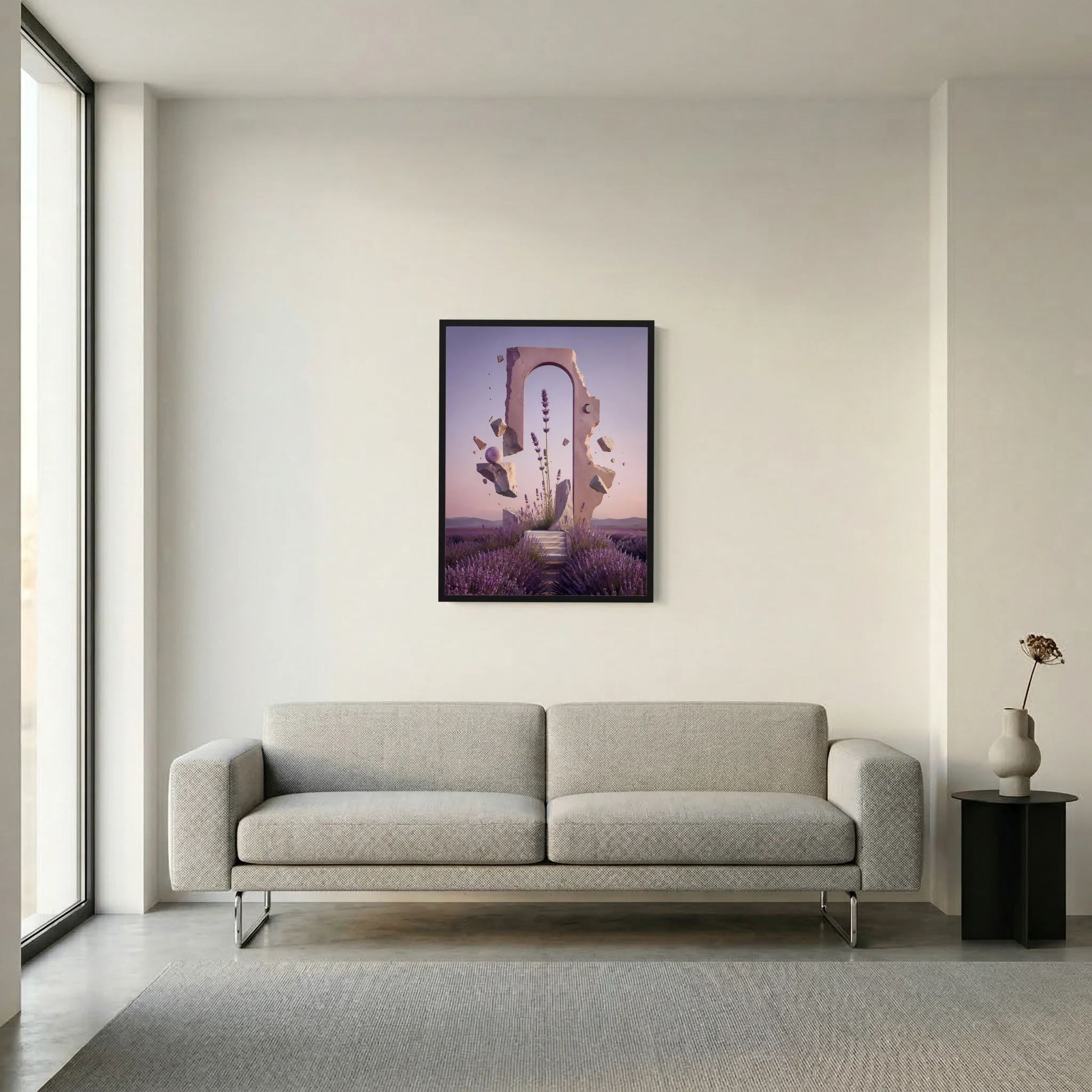 Hochformat-Poster mit Lavendel-Portalmotiv im schwarzen Rahmen über dem beigen Sofa