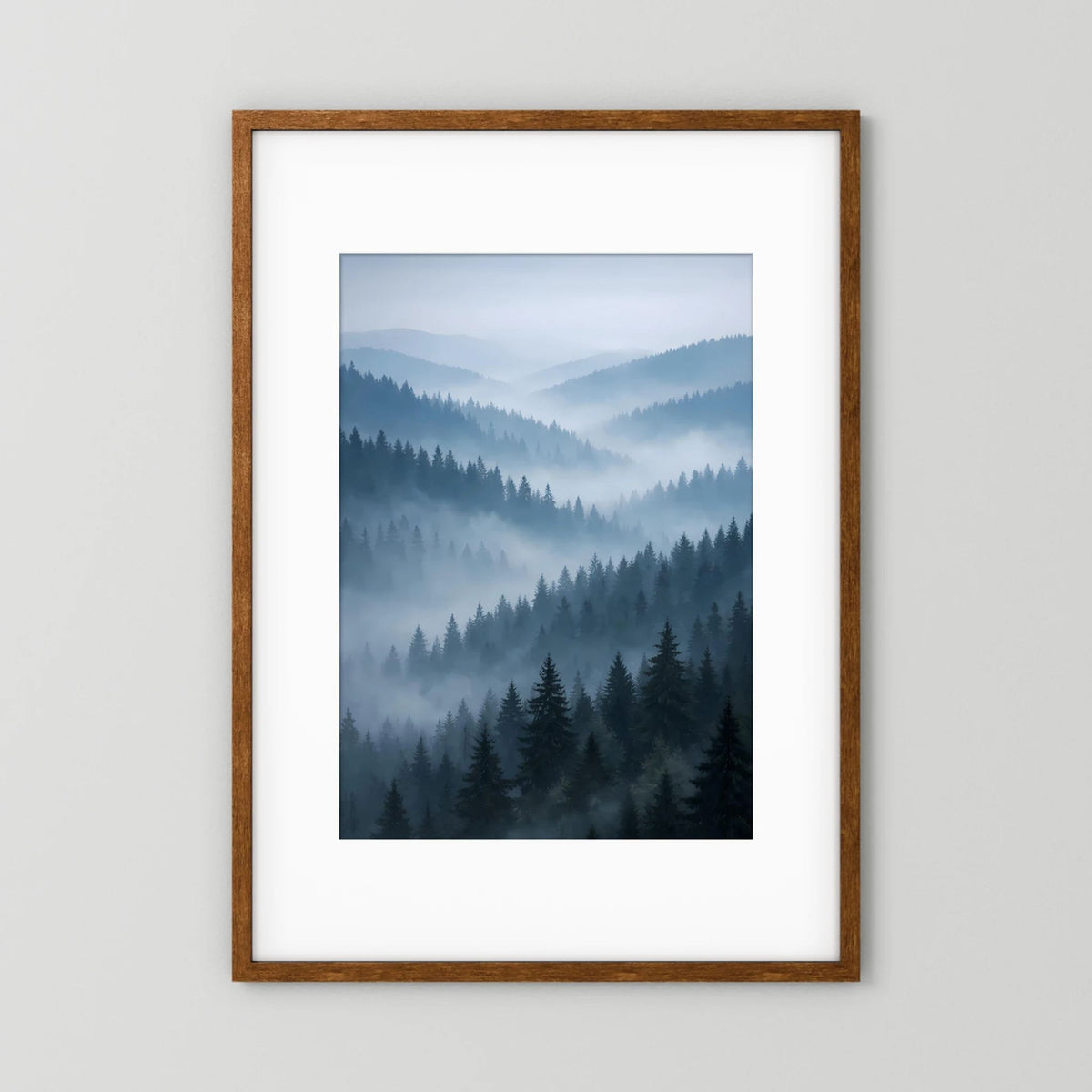 Naturposter im Hochformat mit Nebelwald- und Berglandschaft, brauner Holzrahmen