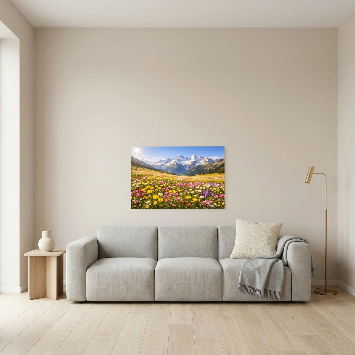Wandbild im Querformat: blühende Wiesenlandschaft mit Alpenbergen und sonnigem Talblick