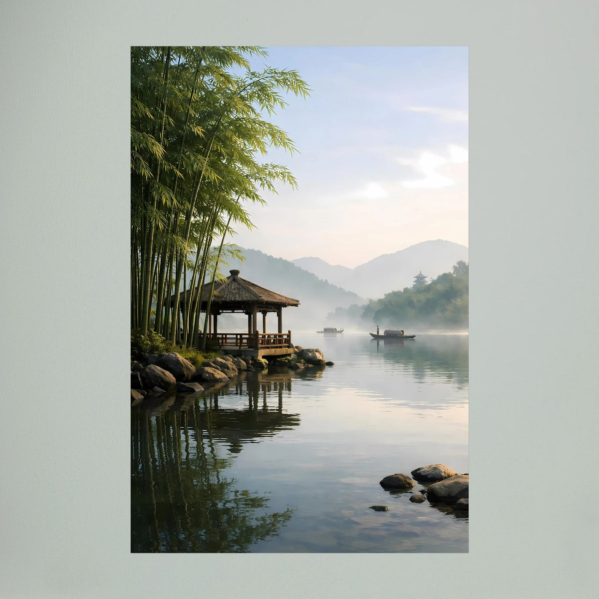 Hochformat-Wandbild mit Bambus, Stegpavillon und spiegelndem Fluss, weißer Rand