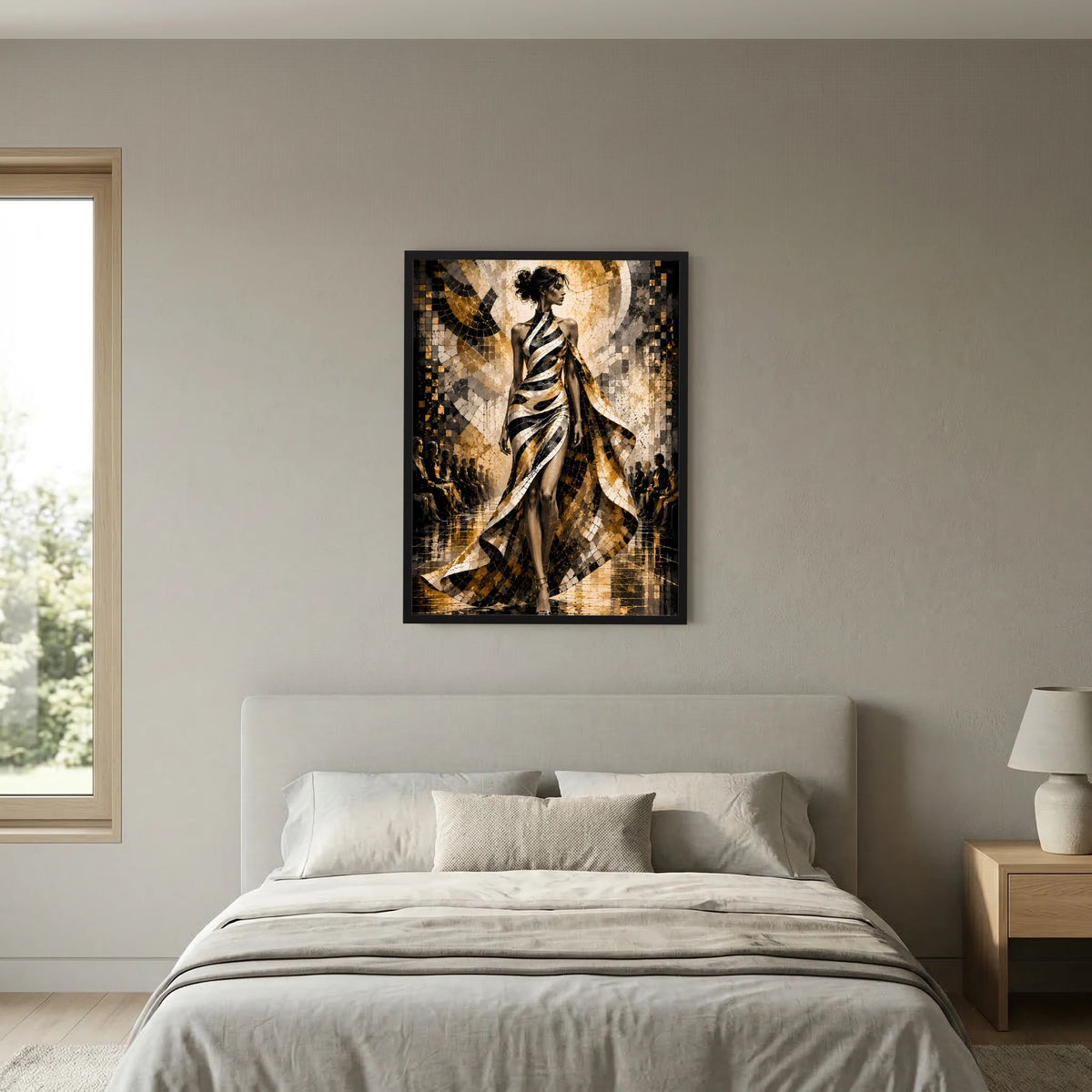 Poster im Hochformat: stilisierte Frau mit schimmerndem Kleid, Gold und Schwarz, schwarz gerahmt.