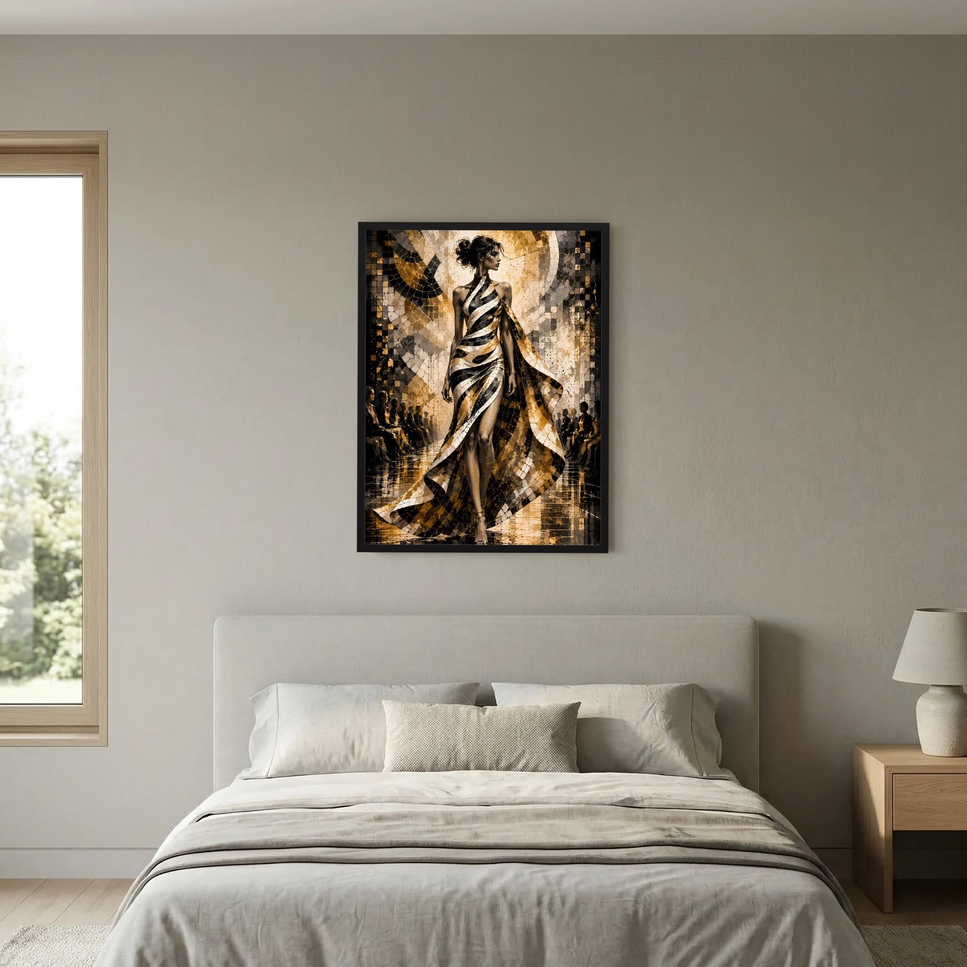 Poster im Hochformat: stilisierte Frau mit schimmerndem Kleid, Gold und Schwarz, schwarz gerahmt.