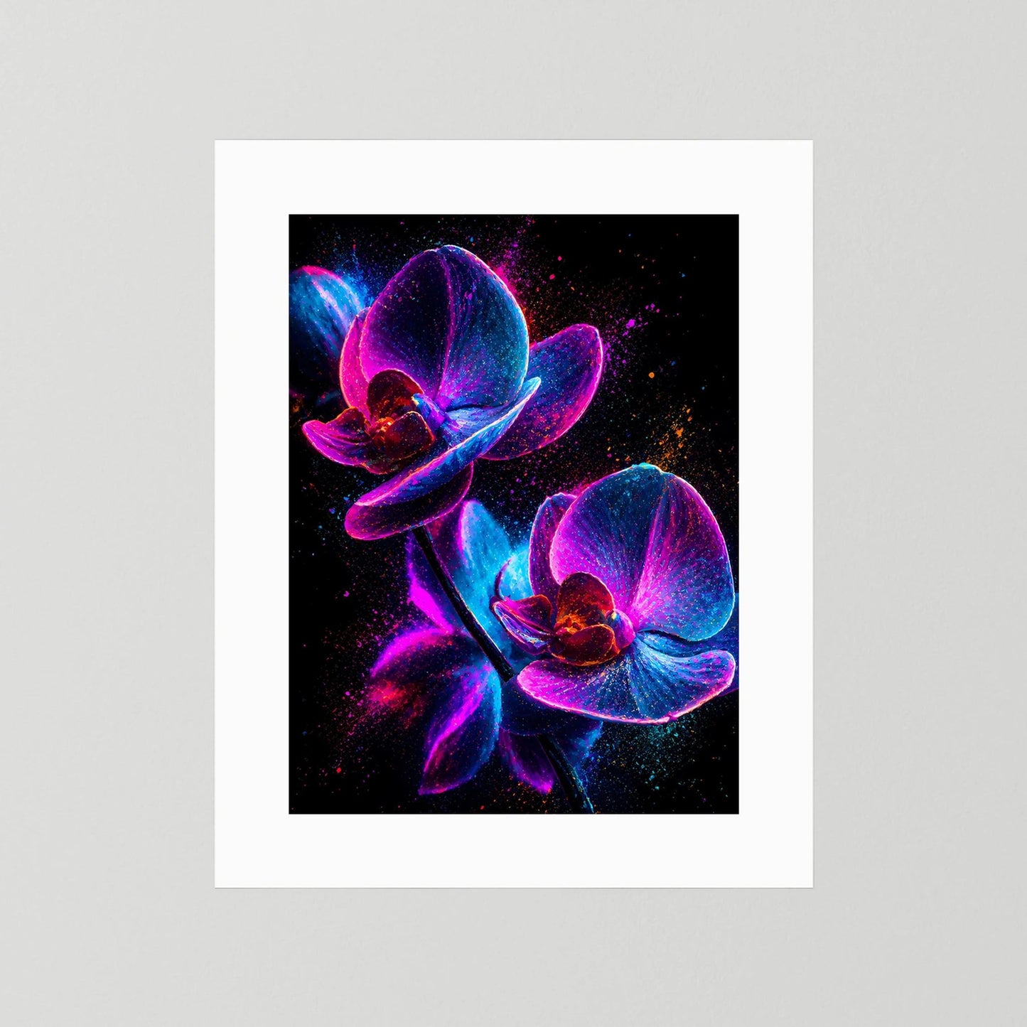 Leuchtendes Orchideenposter mit schwarzem Hintergrund und pink-blauem Lichtmotiv, im weißen Rahmen
