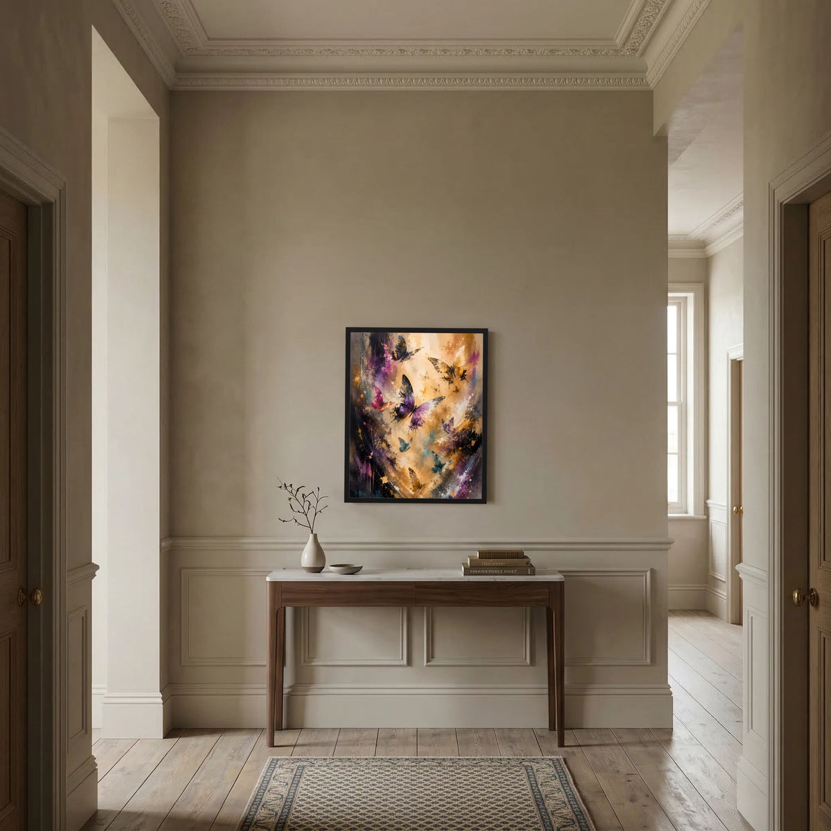 Gerahmtes Poster mit abstrakten Schmetterlingen in Gold, Violett und Blau an klassischer Wand
