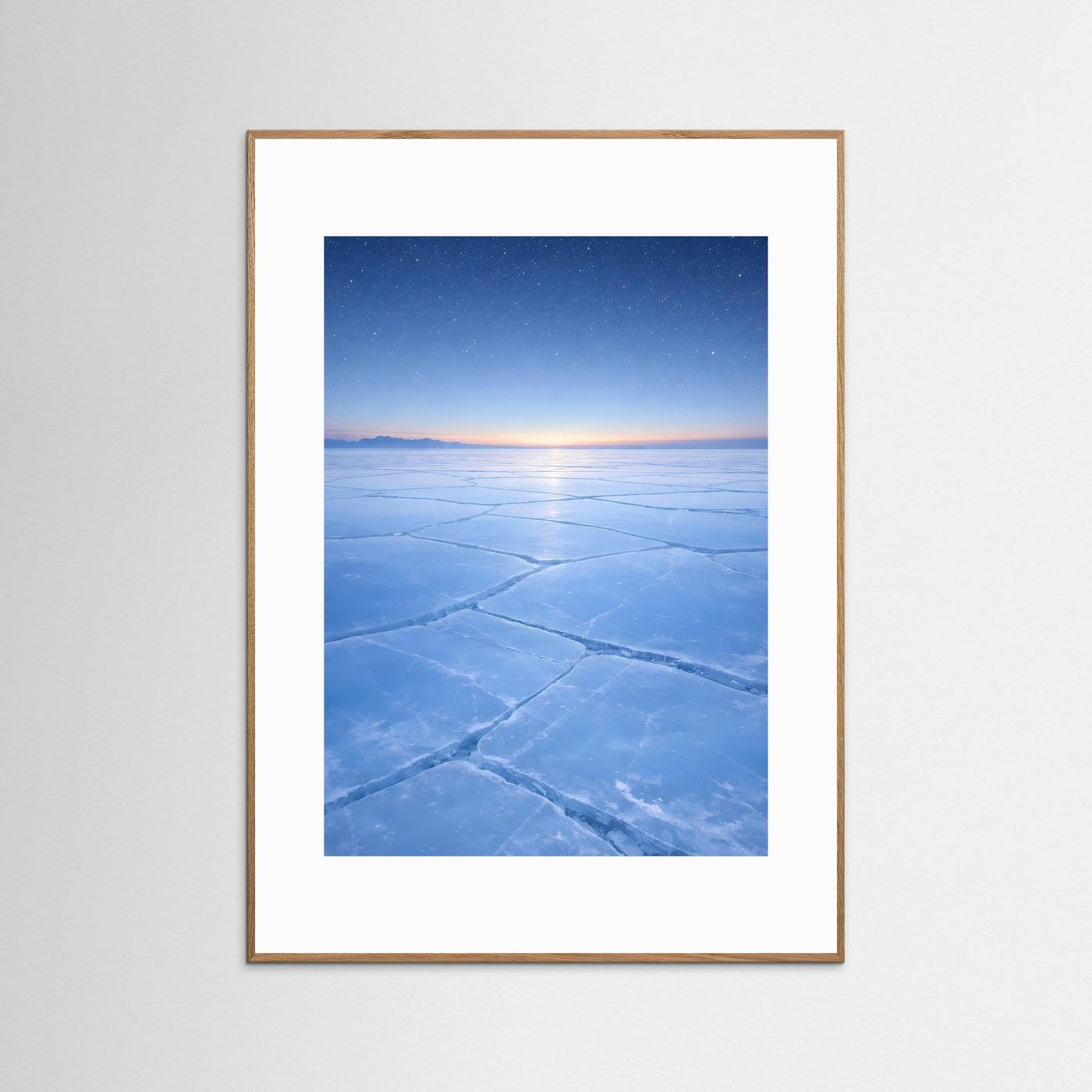 Winter-Wandposter im Hochformat mit naturfarbenem Holzrahmen und Bild von gefrorenem Meer bei Sonnenaufgang