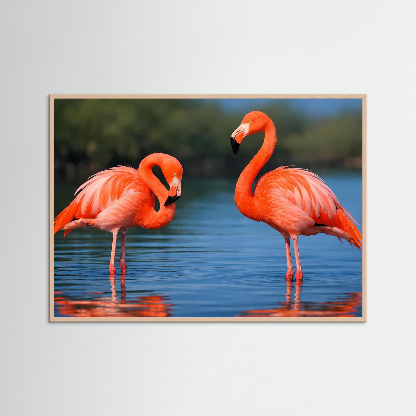 Poster mit zwei rosa Flamingos im Wasser, mit dunklem Rahmen und blauem Innenrand.