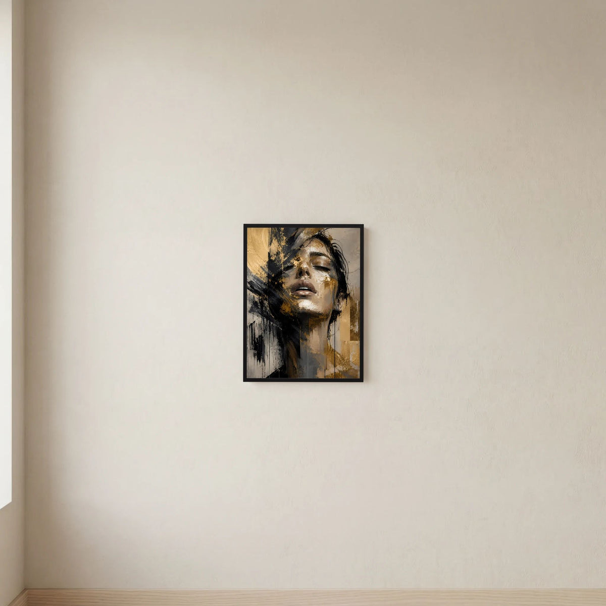 Gerahmtes Poster mit abstraktem Frauenporträt in Gold und Schwarz, Hochformat, von vorne