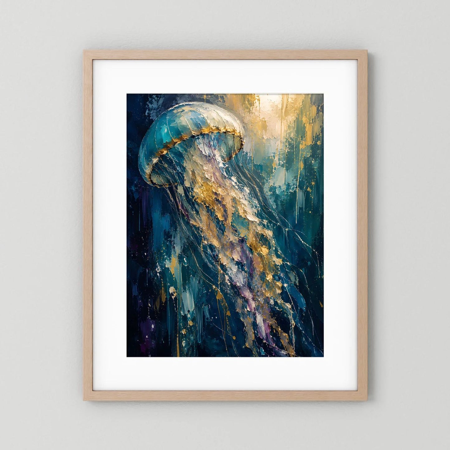 Wandbild mit abstrakter Qualle in Blau und Gold, beiger Holzrahmen, weißer Rand.