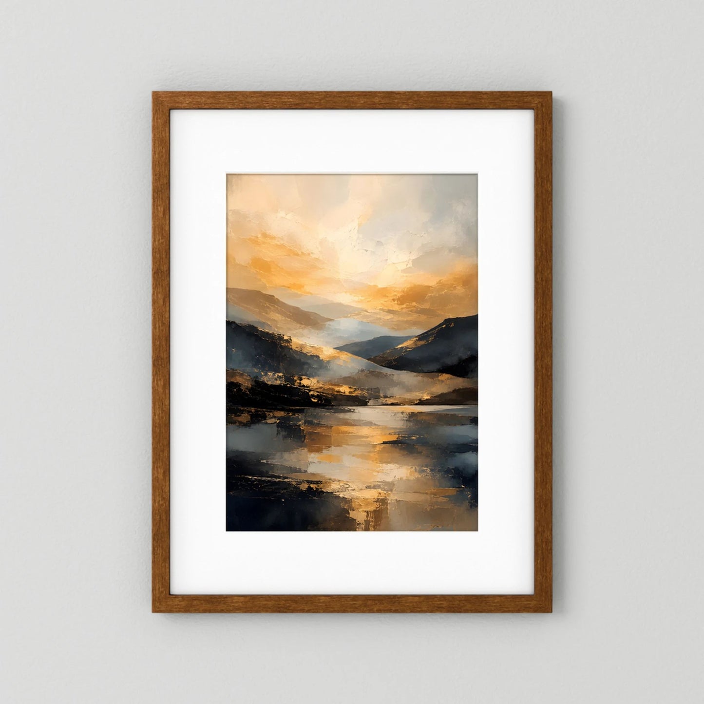 Kunstposter im braunen Holzrahmen, abstrakte Landschaft mit goldener Lichtspur und dunklen Bergen
