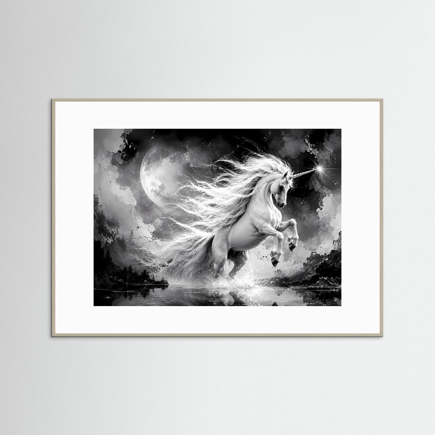 Wandkunst mit Einhorn vor Mond und Wolken, Schwarzweiß, beiger Holzrahmen