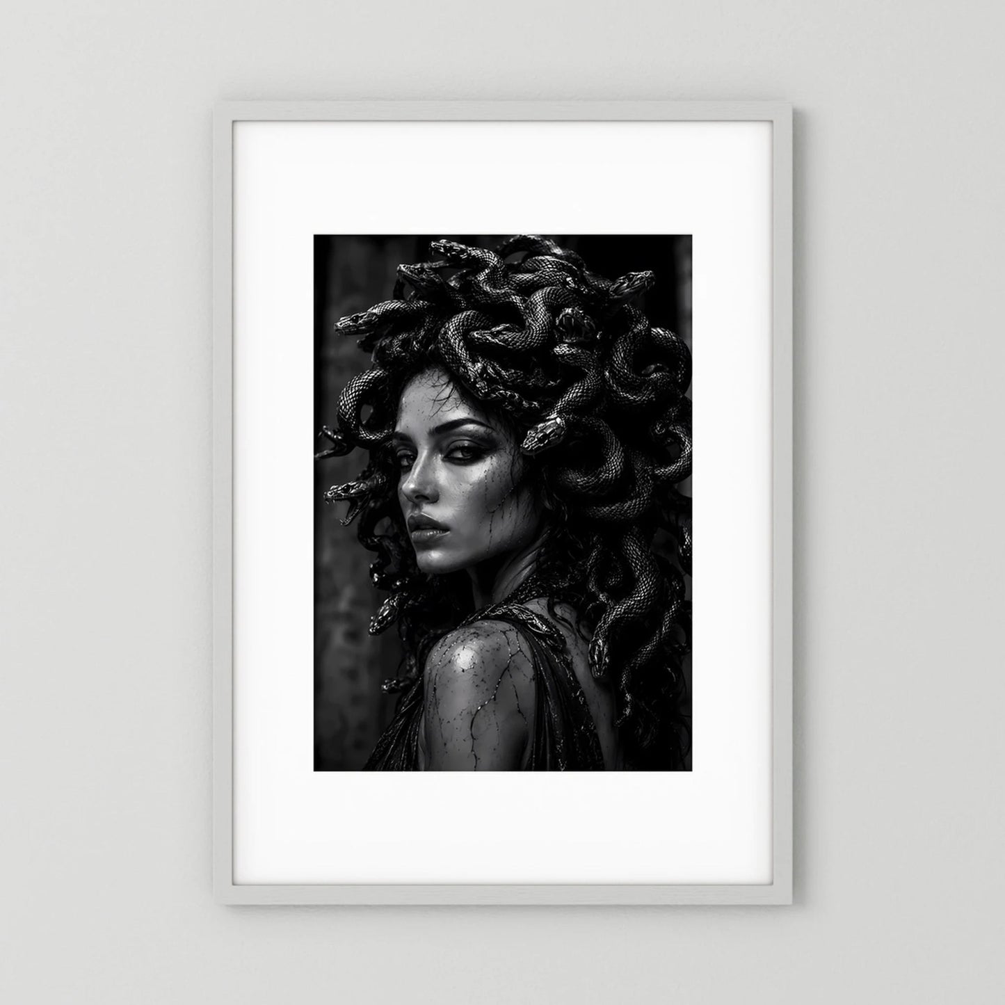 Schwarzweiß-Kunstposter im Hochformat: Medusa-Frauenporträt mit Schlangenmähne