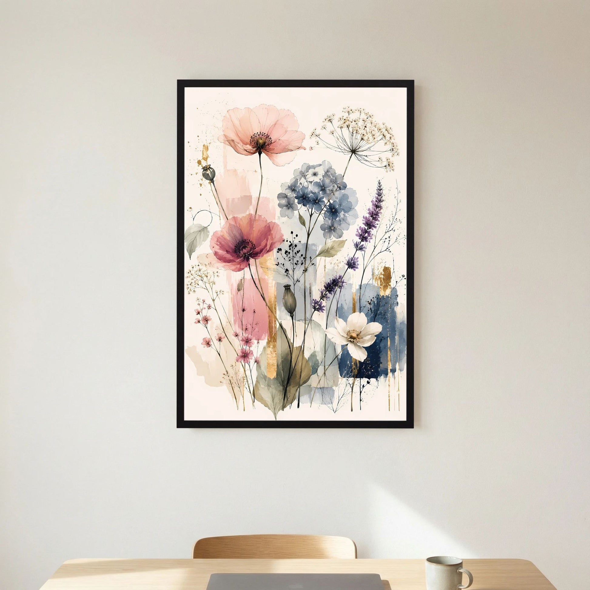 Kunstposter im Hochformat mit Wildblumen-Motiv in Rosa, Blau und Lila, schwarzer Rahmen