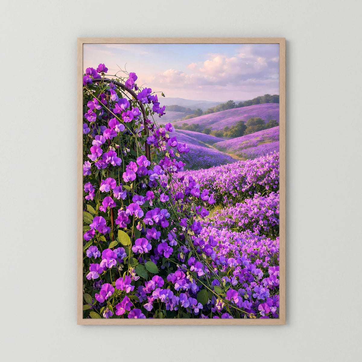 Wandbild im Hochformat mit hellem Holzrahmen und violetter Blütenlandschaft