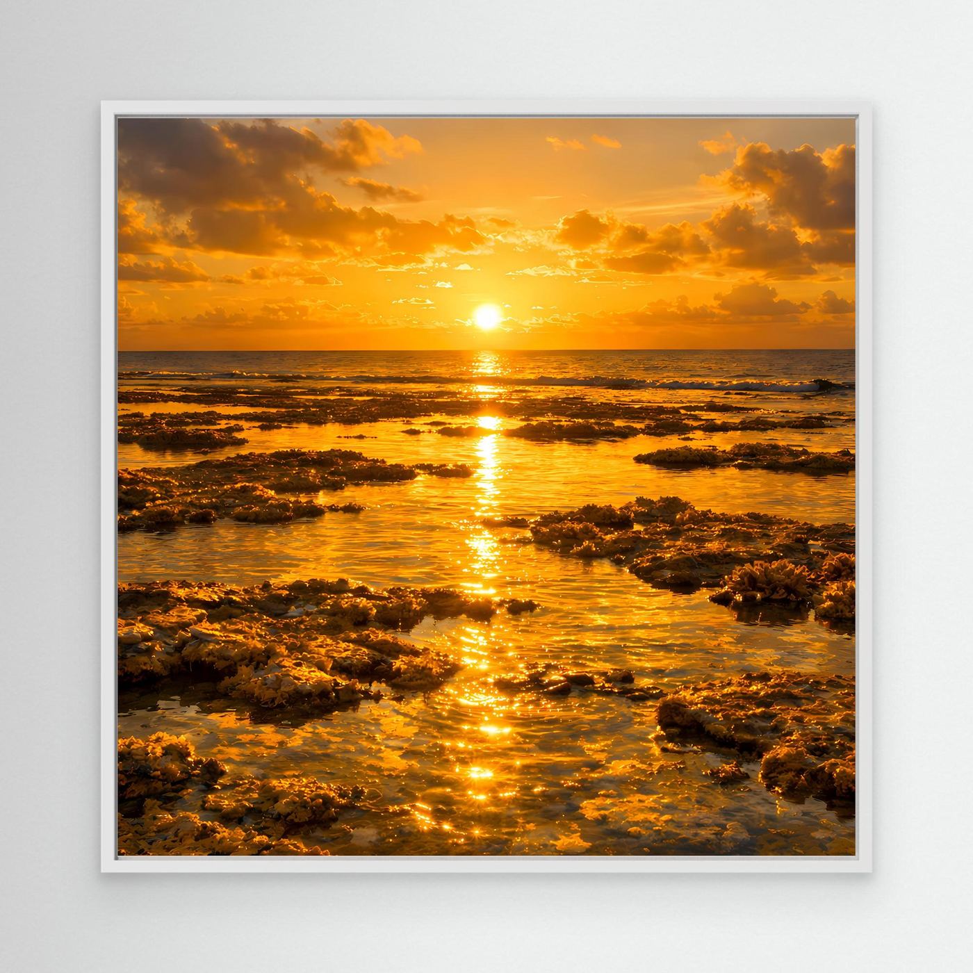 Leinwandbild mit weißem Rahmen: goldene Sonne über dem Meer, Felsen am Strand.