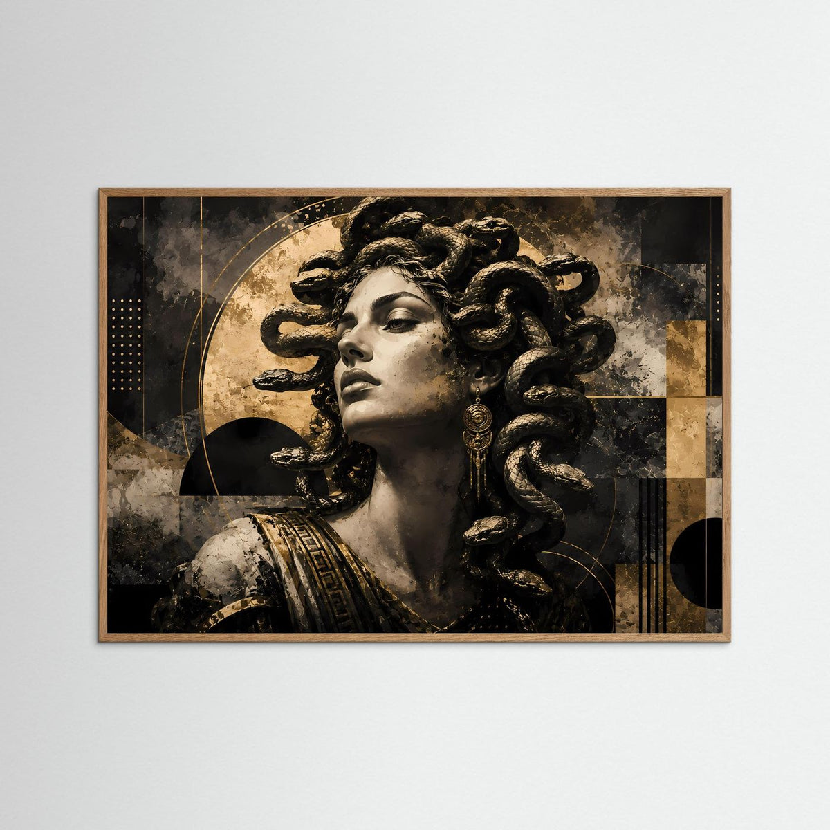 Poster im Querformat mit Medusa-Porträt, hellem Holzrahmen, schwarze Schlangen, Goldmotive