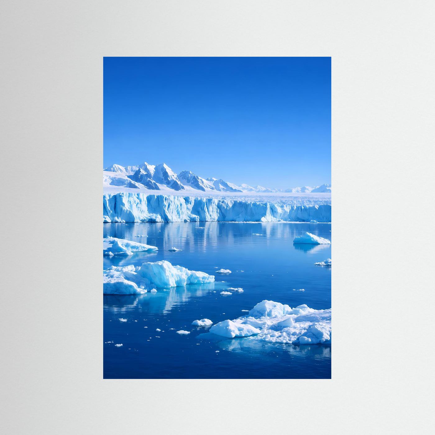 Naturposter mit Antarktis-Gletscher und blauem Eissee, hellblauer Himmel, Hochformat