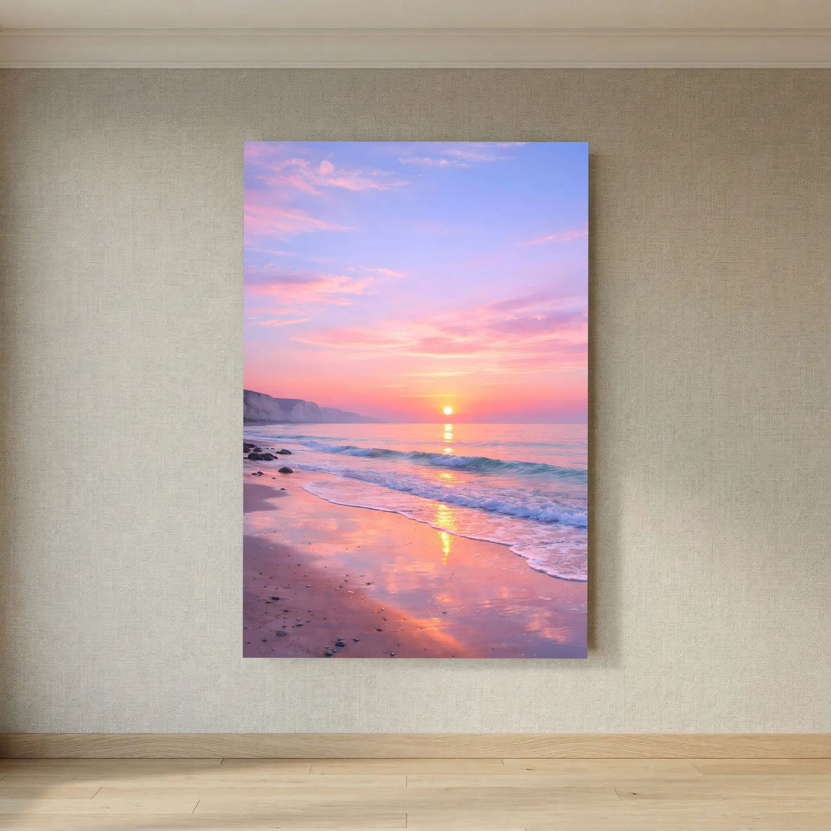 Hochformatiges Poster: Sonnenaufgang am Strand mit Wellen und warmen Lichtreflexen