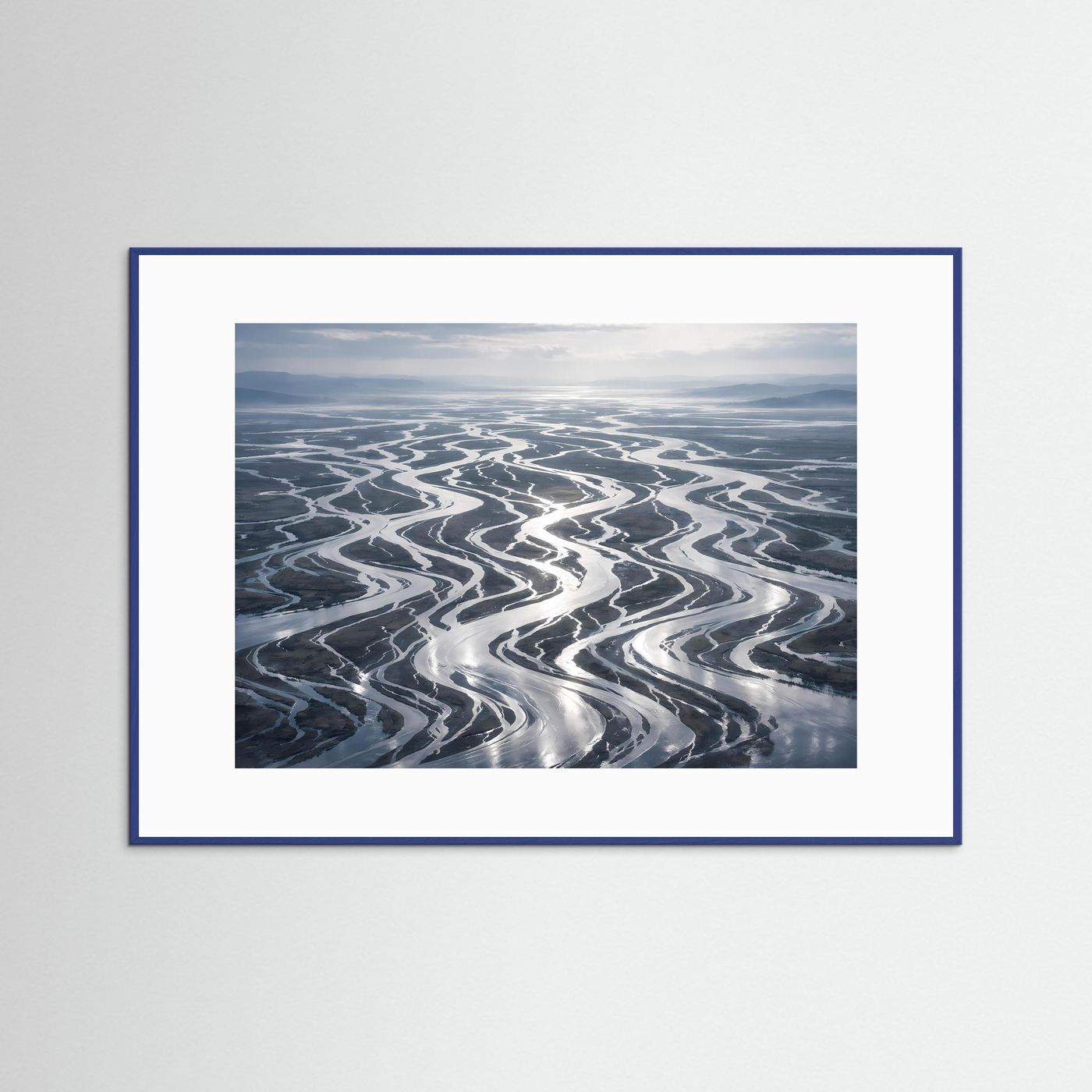 Poster mit blauem Holzrahmen und weißem Passepartout, Vogelperspektive Flussdelta.
