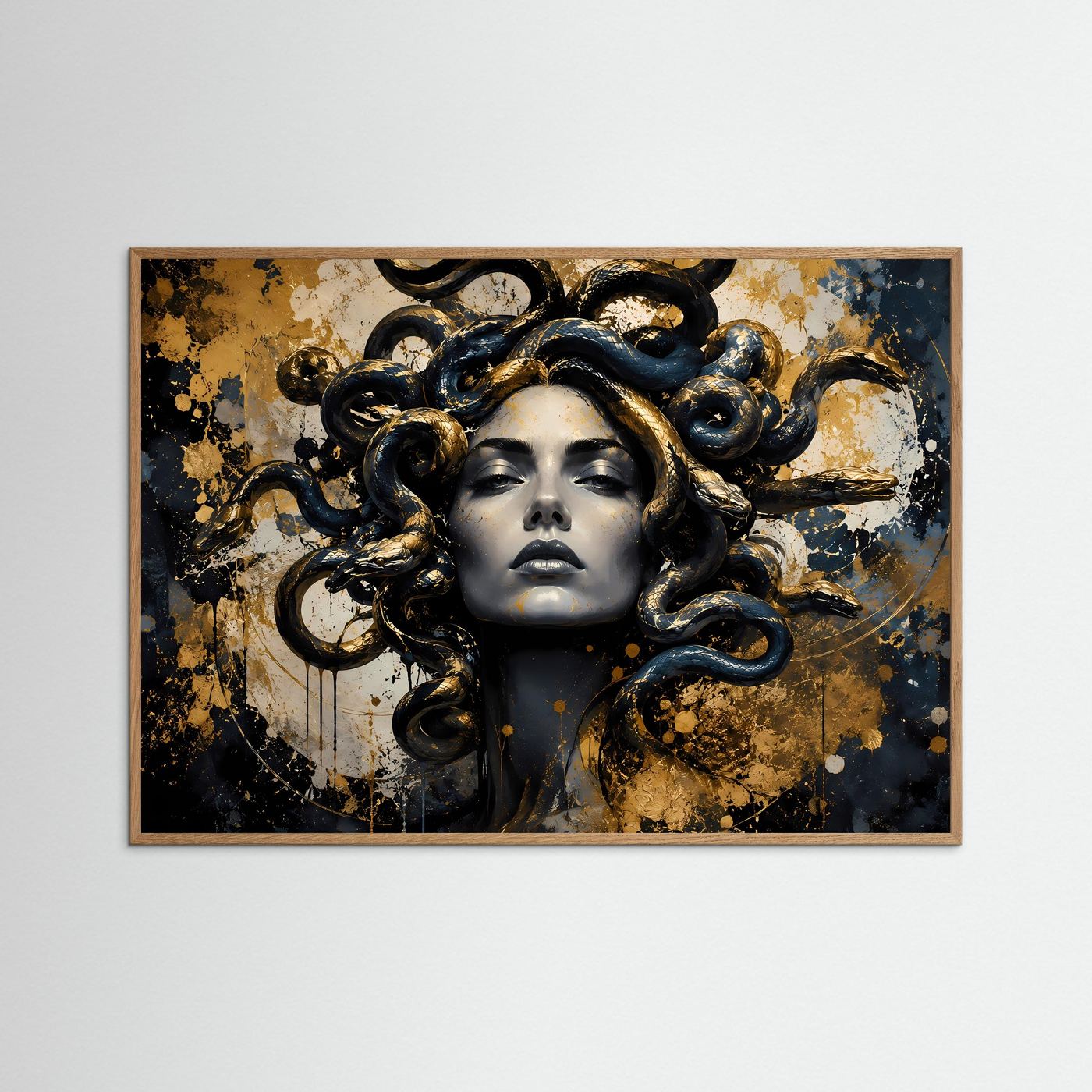 Poster mit hellem Holzrahmen: Medusa in Schwarz und Gold, goldene Schlangen