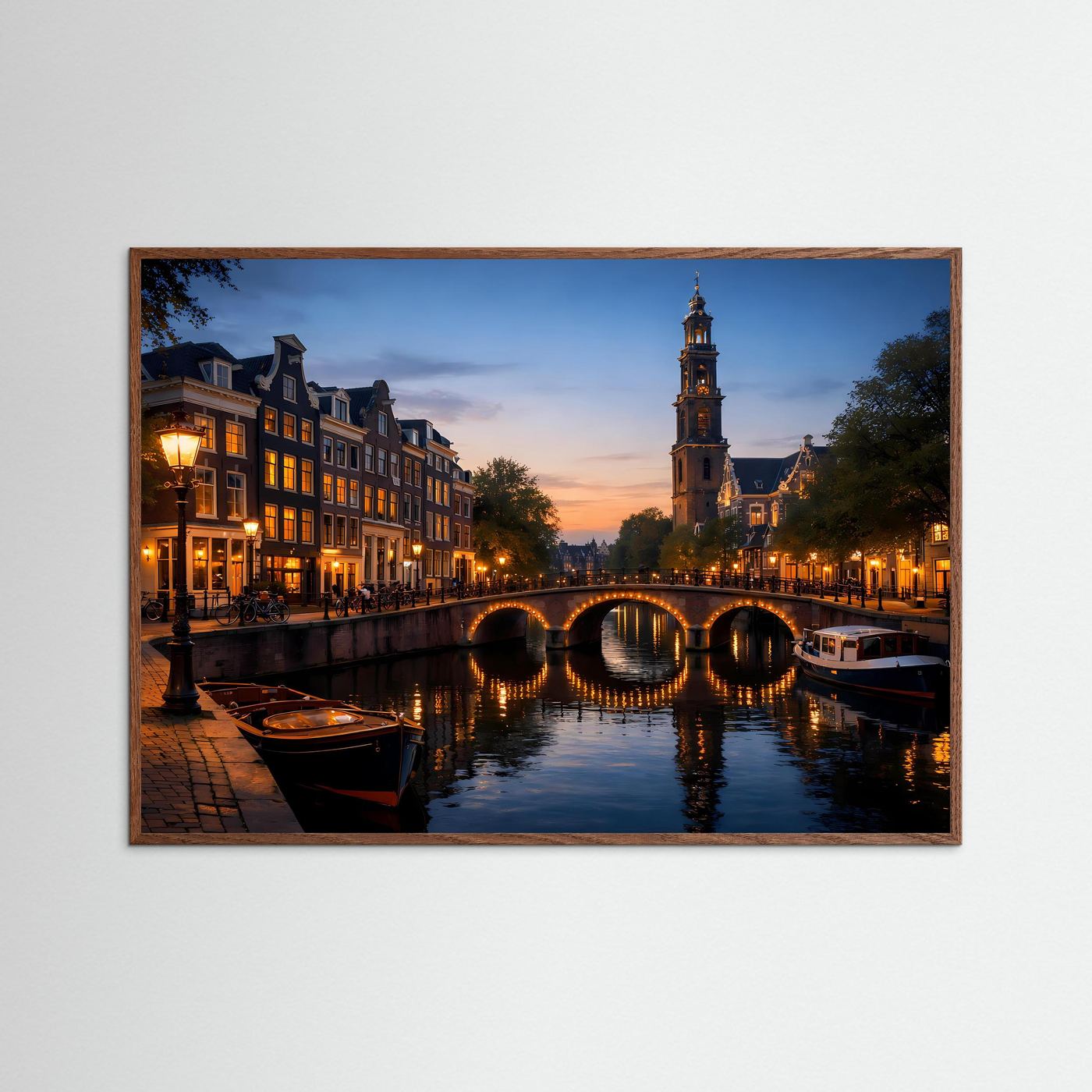 Wandbild Querformat mit braunem Rahmen: Amsterdamer Kanal bei Nacht, Häuser, Brücke und Boot