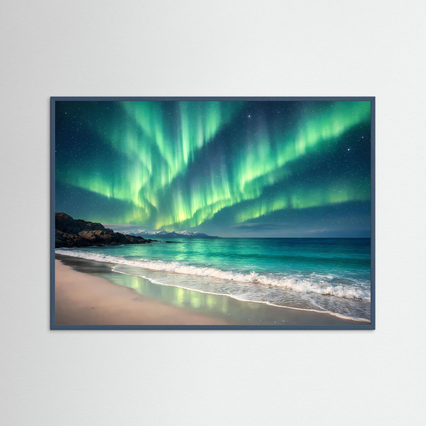 Querformatposter mit Polarlicht über dem Strand im dunkelbraunen Holzrahmen.