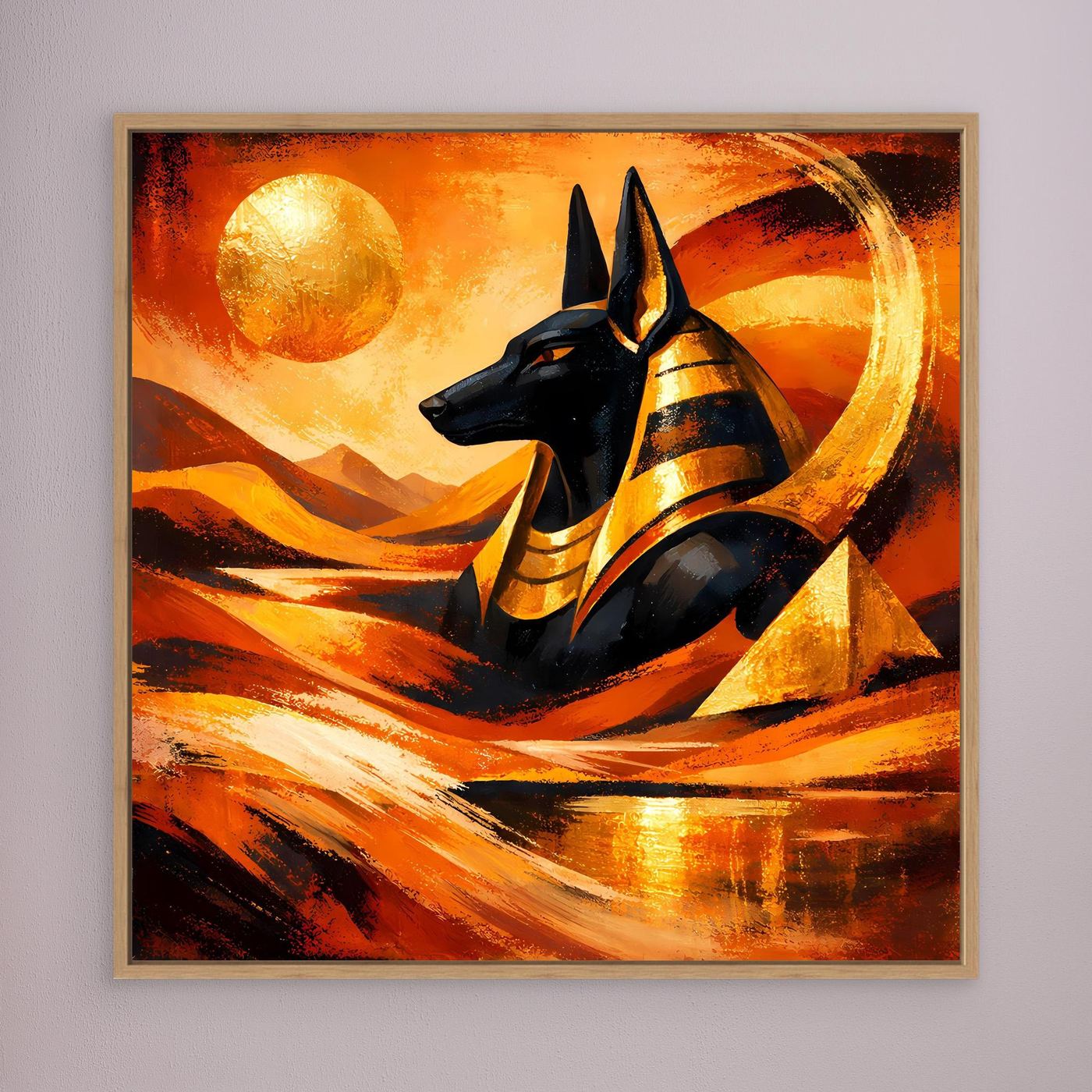 Gerahmtes Leinwandbild mit schwarzem Anubis in Goldstreifen und abstrakter Wüstenlandschaft, beiger Rahmen