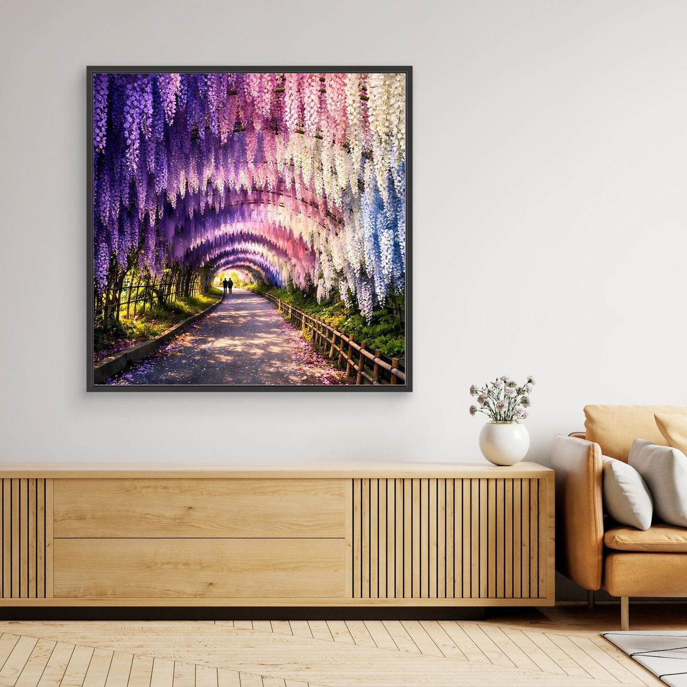 Leinwandbild Wisterientunnel mit lila Blüten, schwarzer Rahmen