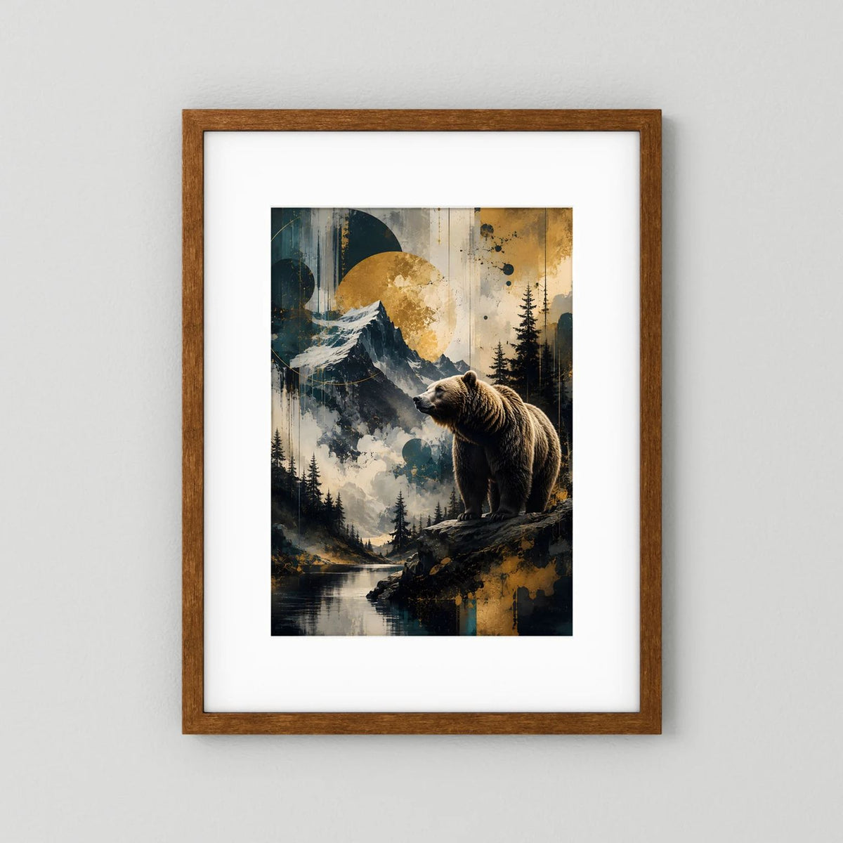 Poster: brauner Bär auf Felsvorsprung, Berglandschaft, Hochformat, brauner Holzrahmen mit Passepartout