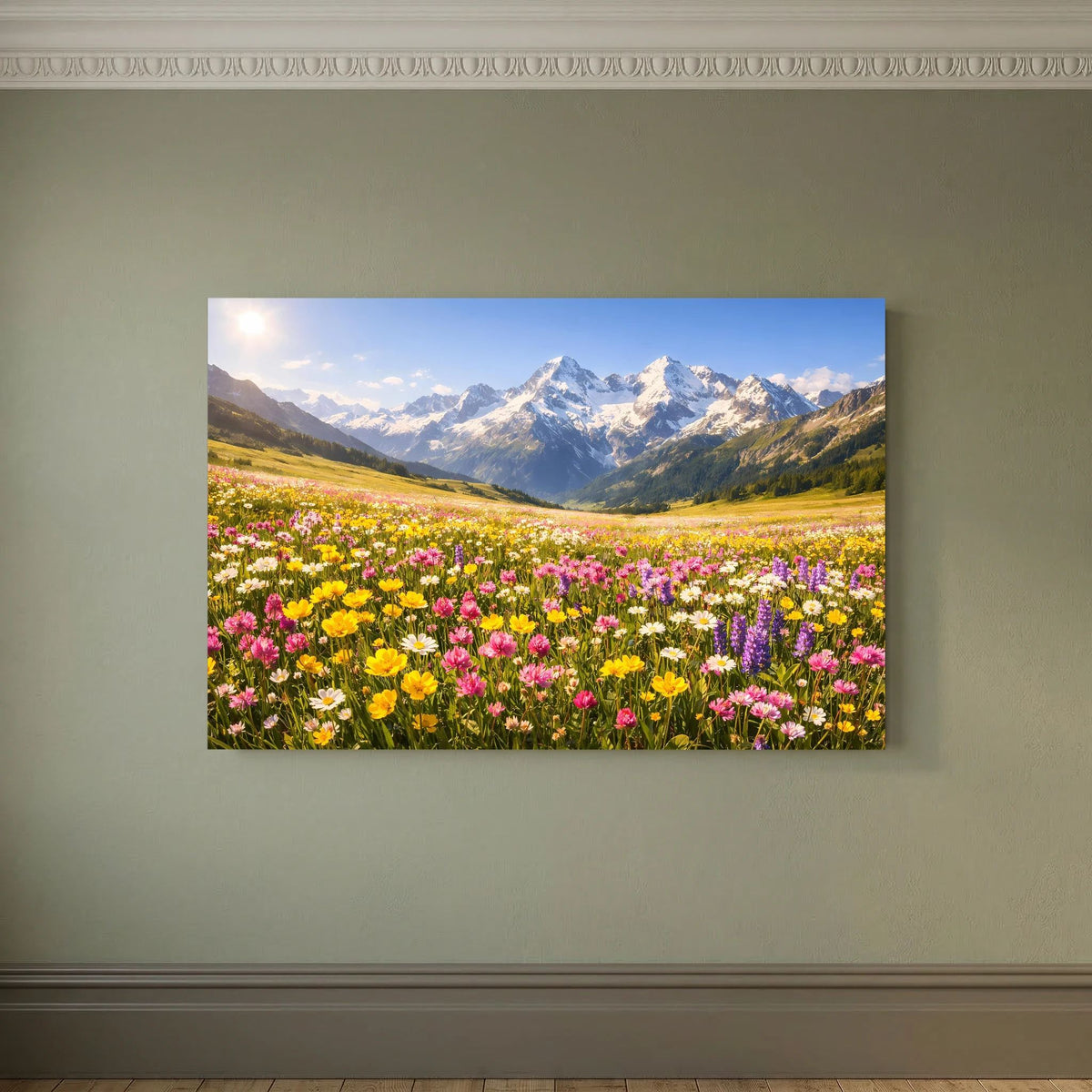 Wandbild mit Alpenblumenwiese und Bergpanorama, ungerahmt an der Wand
