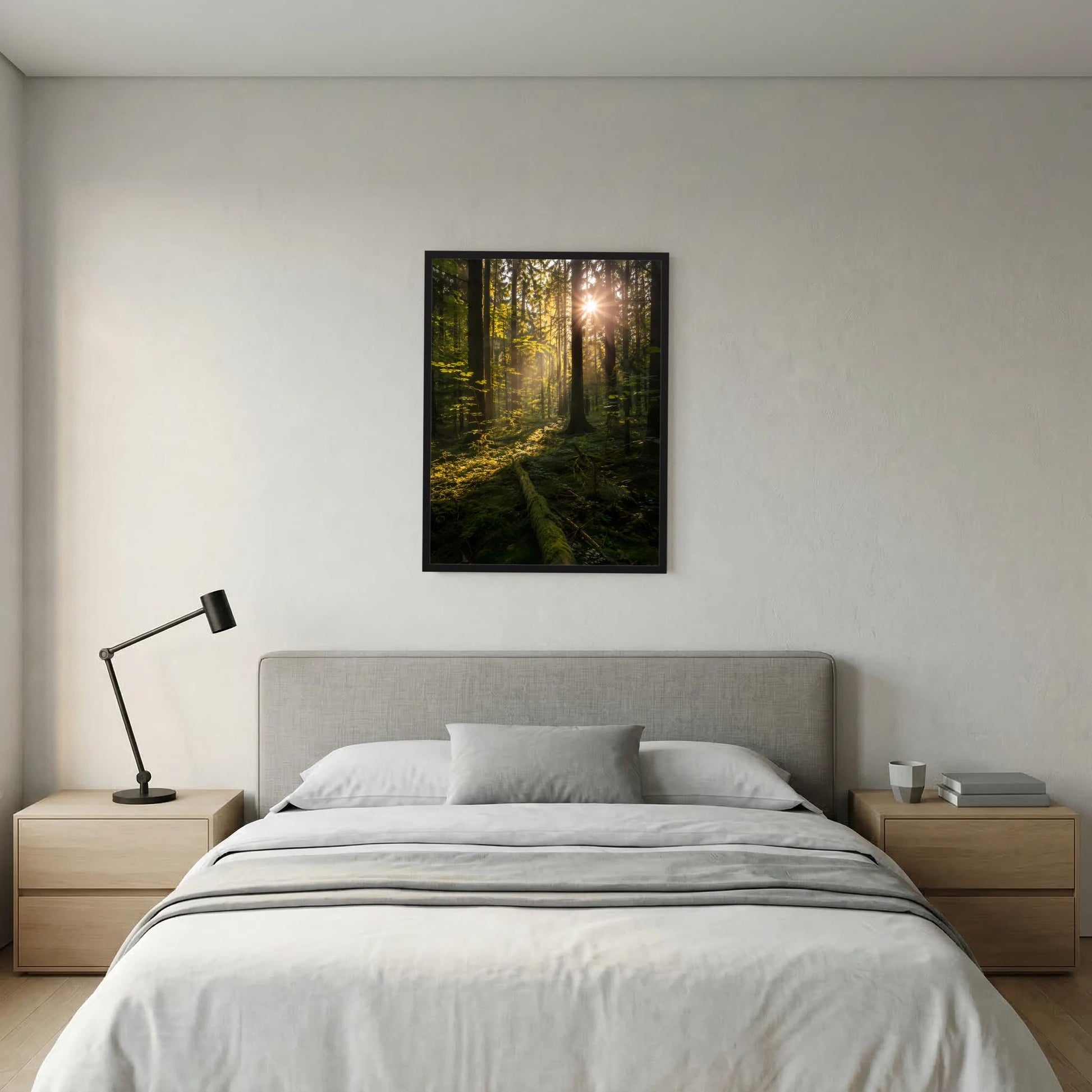 Hochformat-Poster Wald im Sonnenlicht, dunkelgrün, schwarz gerahmt