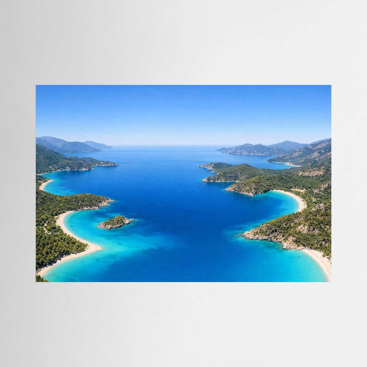 Querformat-Poster mit türkisfarbener Bucht und blauer Lagune, umgebende Berge