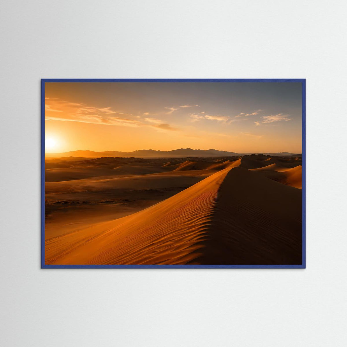 Poster im Querformat mit Dünenlandschaft bei Sonnenuntergang, blau gerahmt