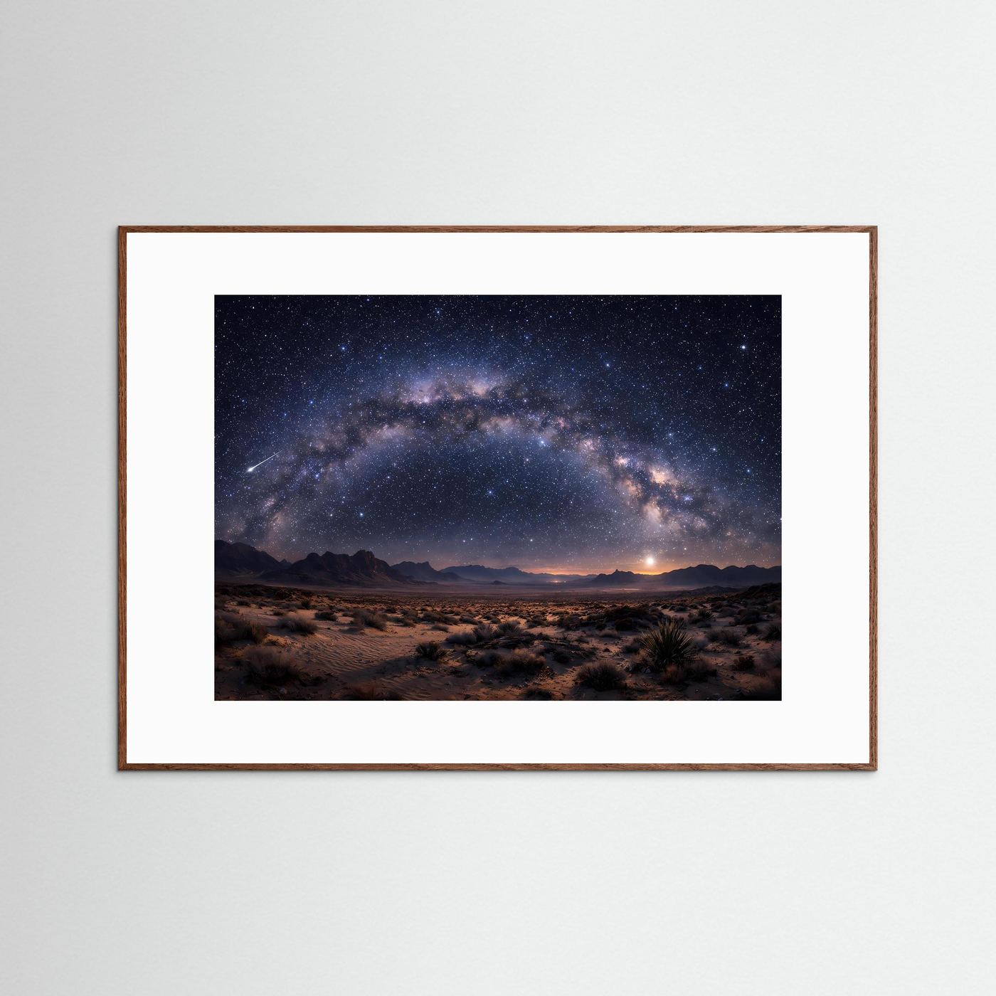 Sternenhimmel-Wandbild mit Milchstraße über Wüstenlandschaft, brauner Rahmen mit weißem Rand