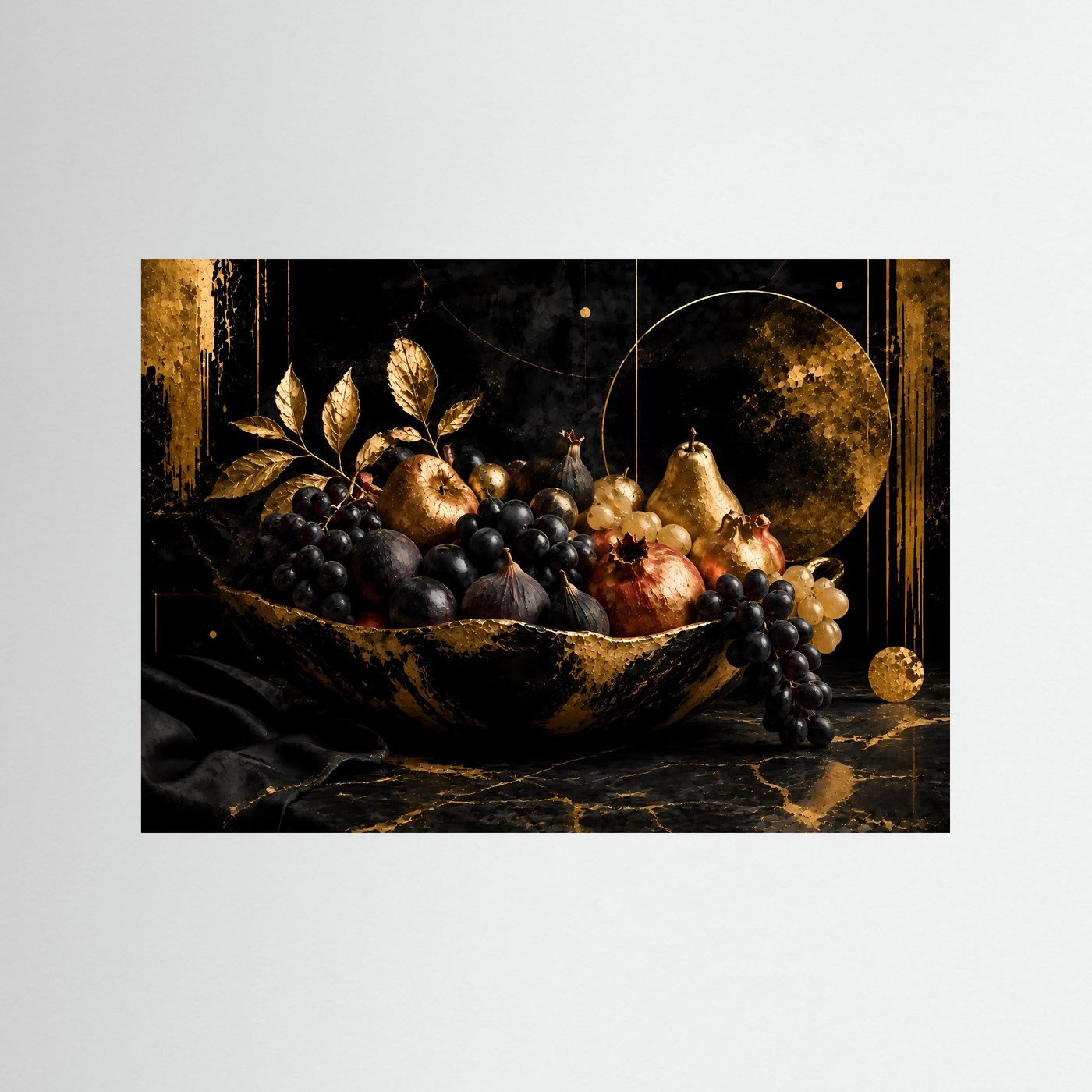 Luxuriöses Stillleben mit goldener Obstschale | Trauben, Feigen, Birnen und Granatäpfel in Schwarz und Gold | Elegante abstrakte Früchte-Wandkunst im Querformat