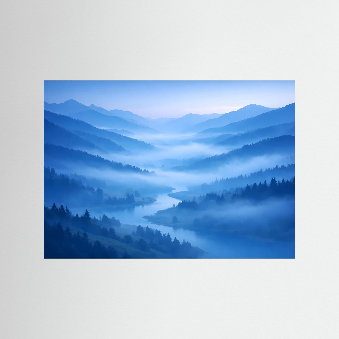 Poster mit Berglandschaft im Nebel: blaues Flusstal, ohne Rahmen
