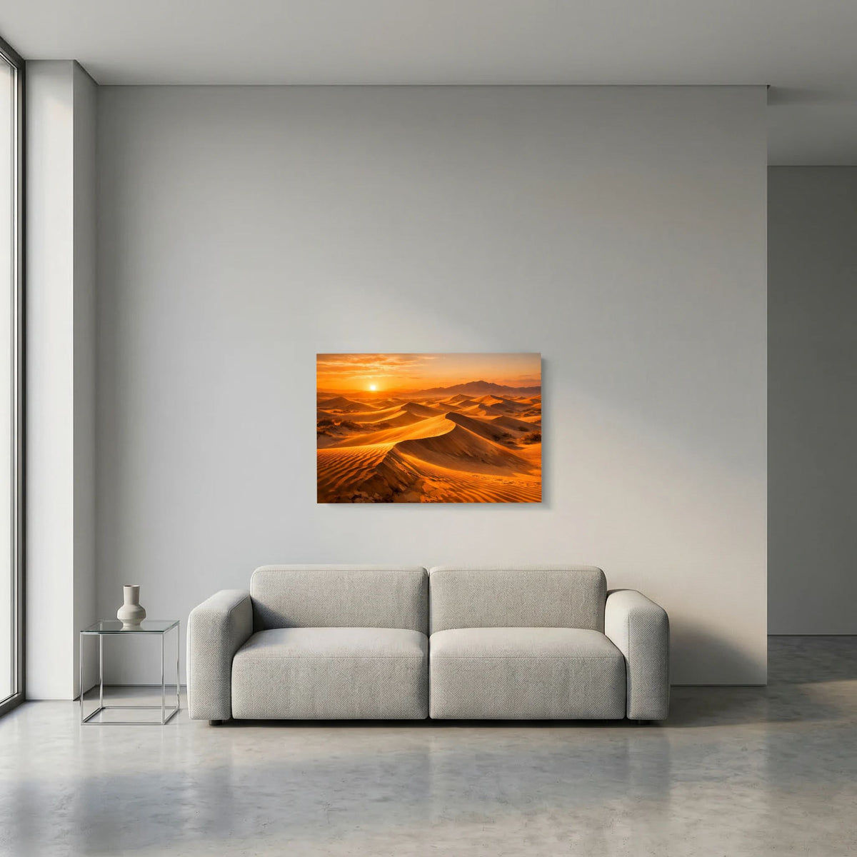 Wandbild mit Wüstenlandschaft: Sanddünen im Abendlicht, mittig über grauem Sofa