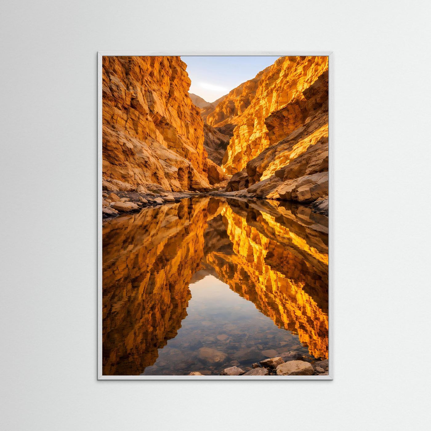 Canyon-Poster mit Wasserspiegelung, gerahmt in weißem Holzrahmen.