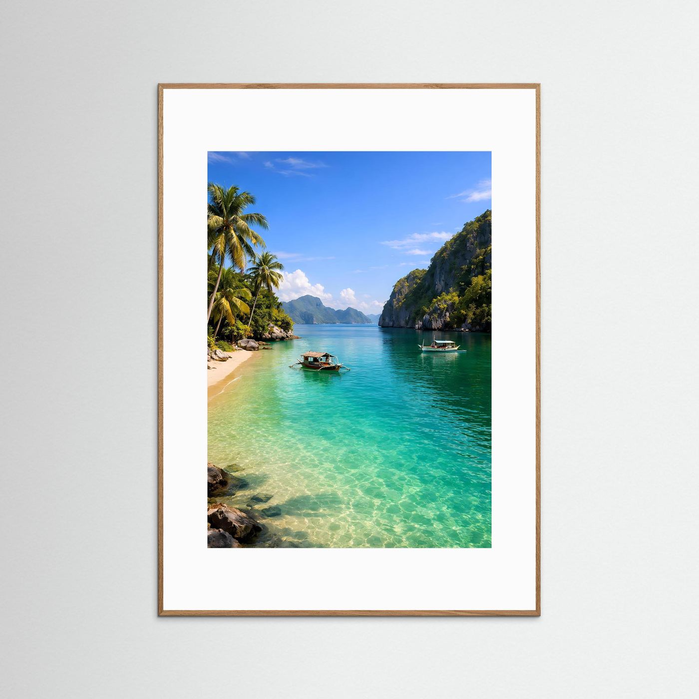 Hochformat-Poster: tropische Bucht mit türkisgrünem Wasser, hellbraun gerahmt
