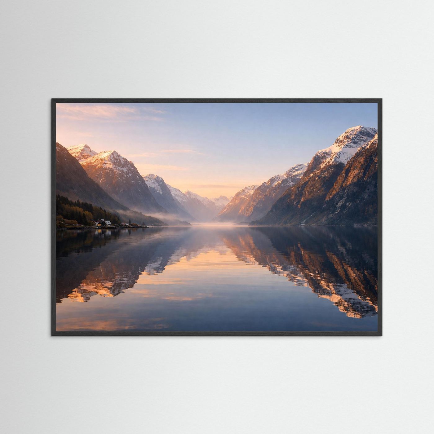 Querformatposter im schwarzen Rahmen mit Fjord, Bergen und Spiegelung im Wasser