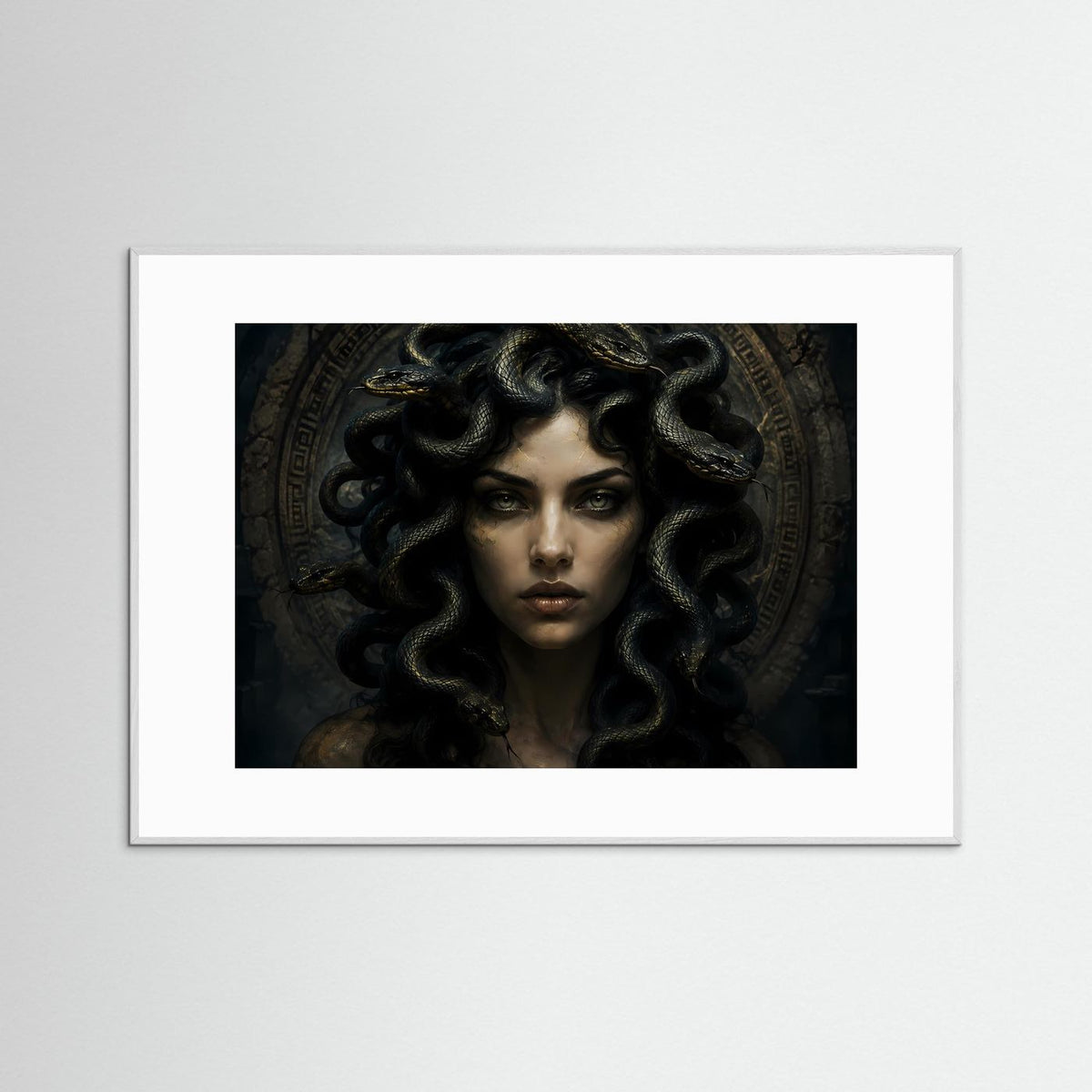 Querformat-Poster mit Medusa-Porträt: Frau mit schwarzer Lockenmähne und goldenen Akzenten, im weißen Rahmen