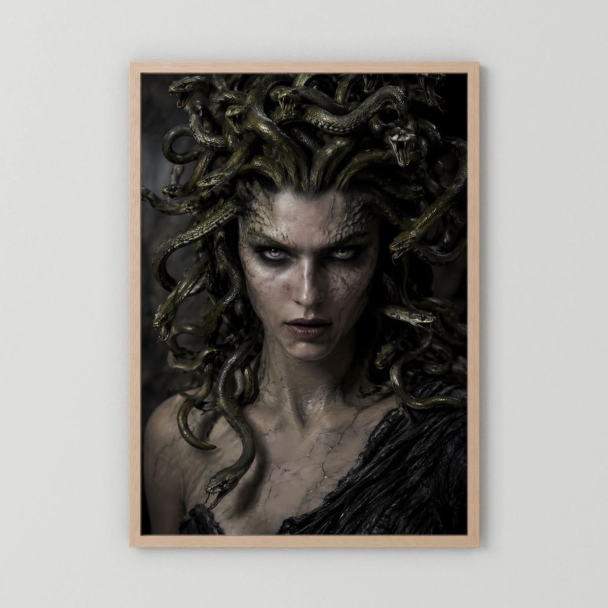 Fantasy-Porträtposter mit Medusa, Schlangenhaaren, Rahmen in hellem Holz, Hochformat