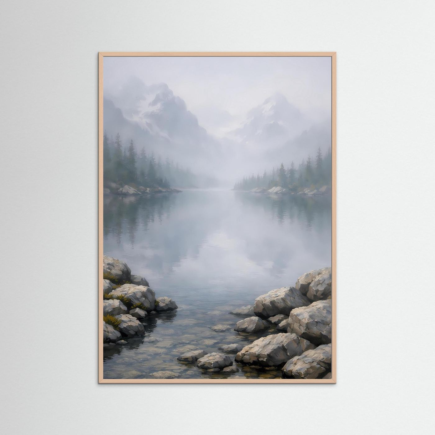 Hochformatiges Naturkunstposter mit Roséholzrahmen, nebliger Bergsee und Felsen am Ufer