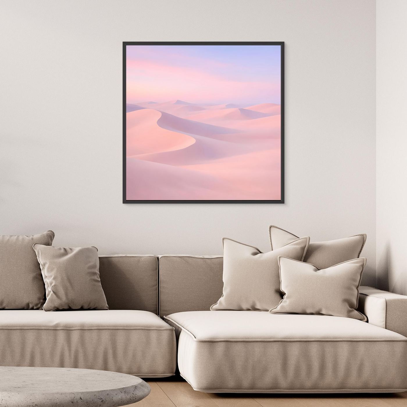 Quadratisches Leinwandbild mit Wüstendünen in Pastellrosa/Violett, schwarzer Rahmen