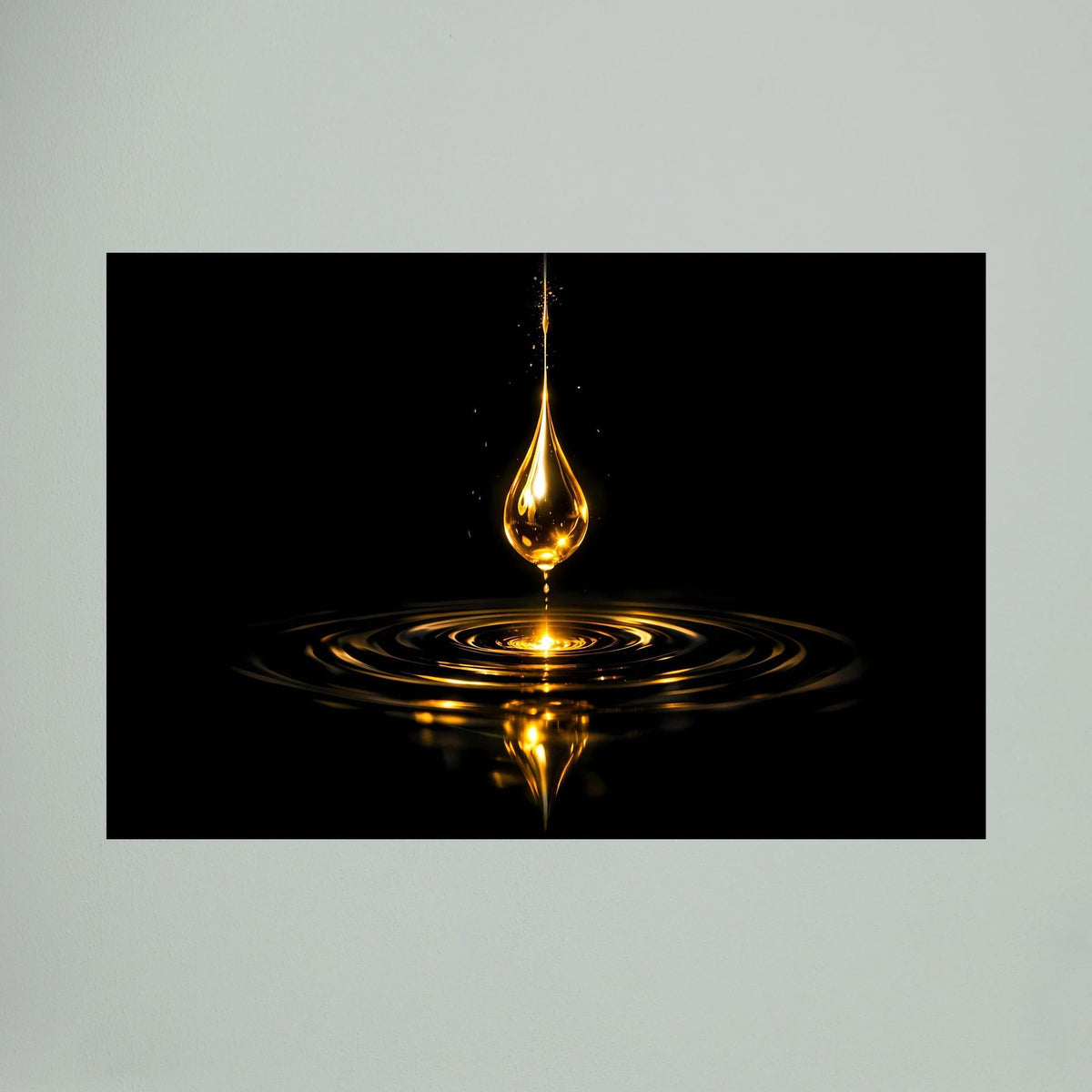 Detail-Wandbild: goldener Wassertropfen mit spiegelnder Wasseroberfläche auf schwarzem Hintergrund