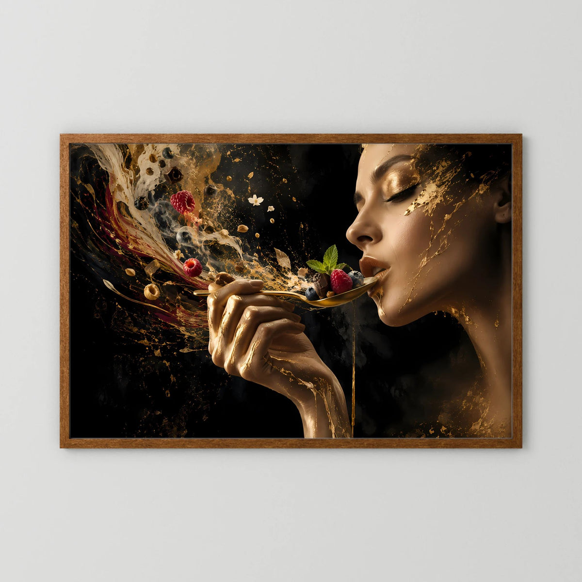 Querformat-Poster mit Bildnis einer Frau, goldene Spritzer und Beeren in Scharz-Gold, Holzrahmen.