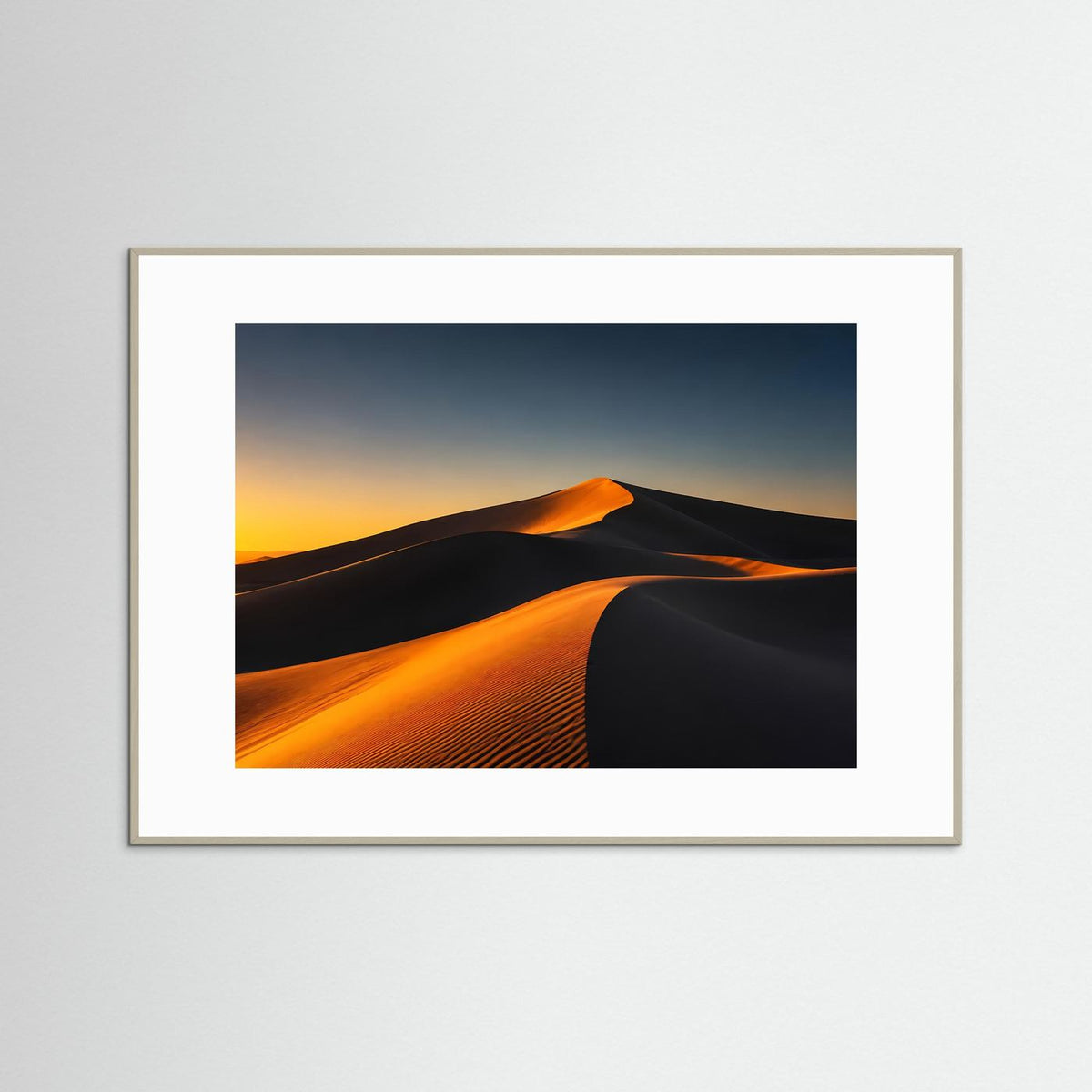 Poster mit Wüstendünen im Sonnenuntergang, Querformat, grauer Rahmen